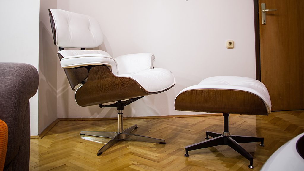 Snurrfåtölj med fotpall