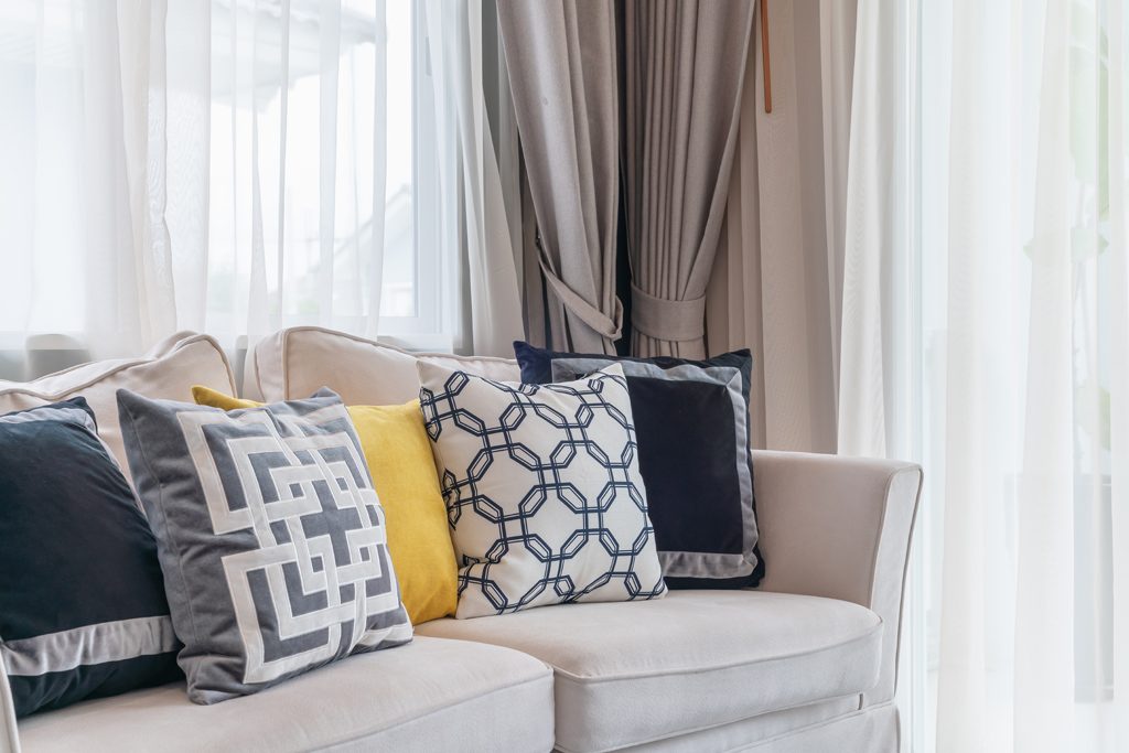 Mönstermatcha kuddar till beige soffa