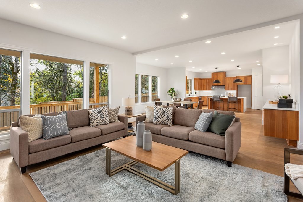 Inreda vardagsrum med öppen planlösning