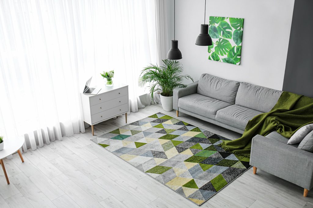 Mönstrad matta till grå soffa