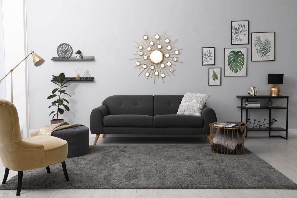 Matta till mörkgrå soffa