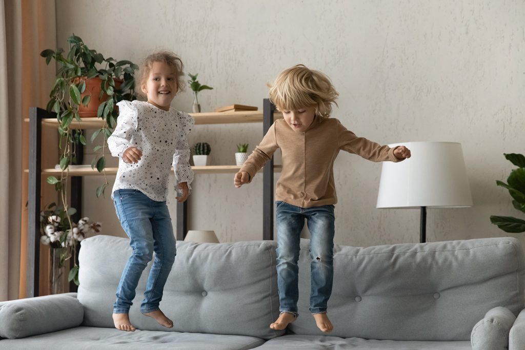 Barn som hoppar i soffa