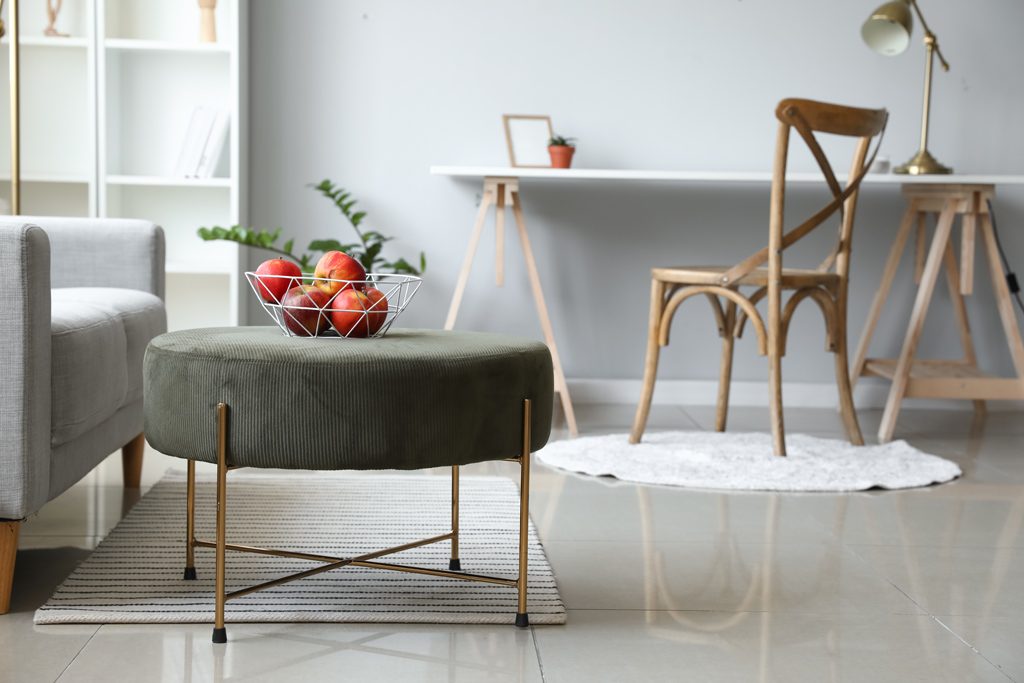 Fotpall med fruktkorg