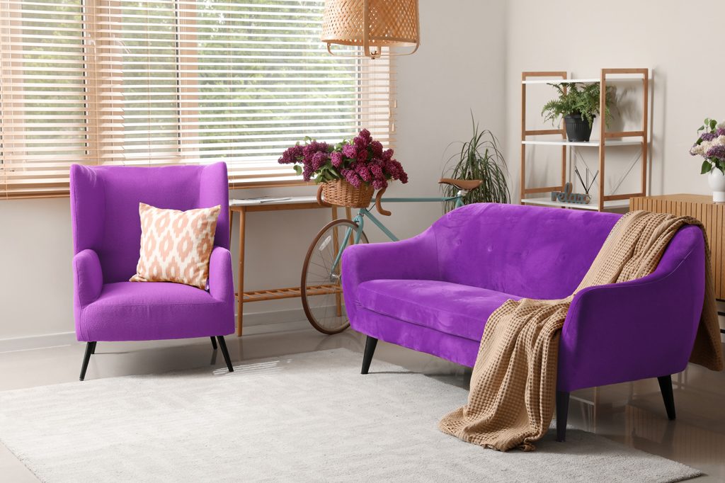 Pläd till färgstark soffa