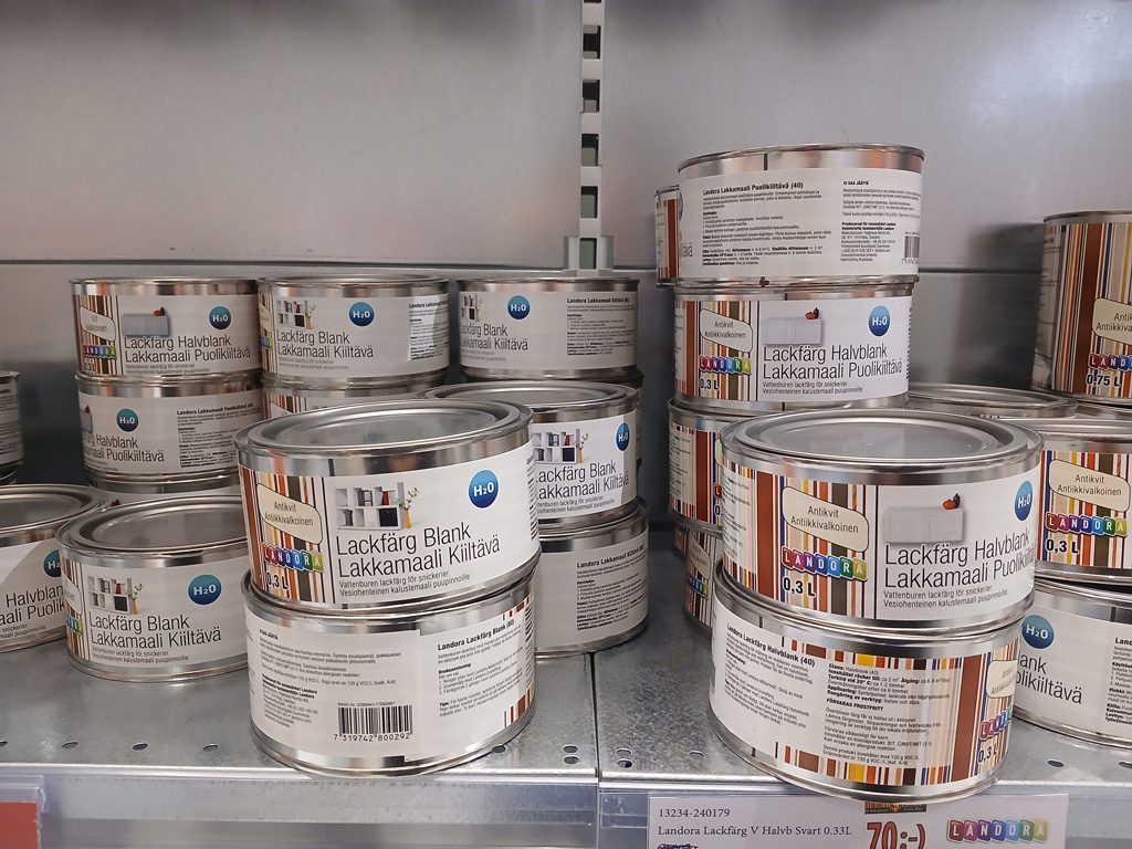 Snickerifärg hos Dollarstore