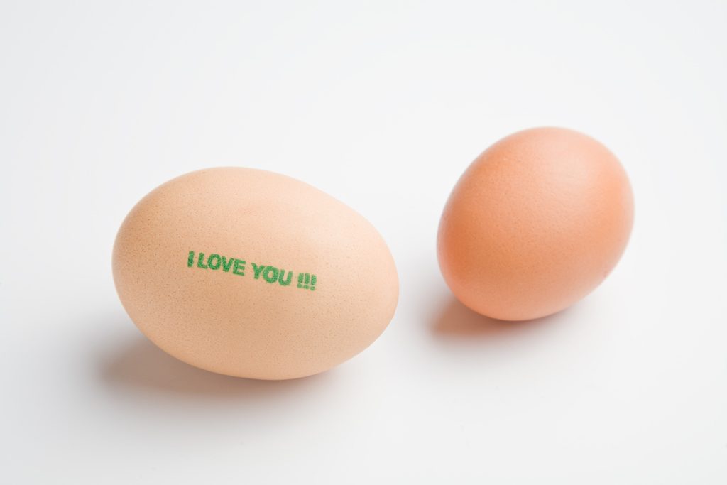 Skriv små meddelanden på äggen