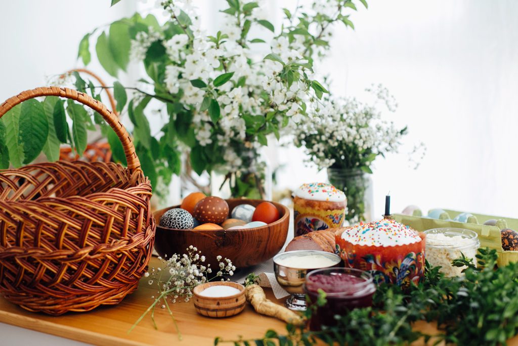 Naturligt påskpynt med ägg och växter
