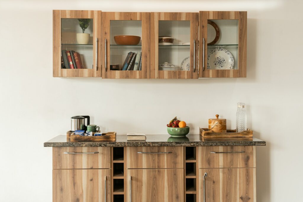 Vitrinskåp i ljust trä