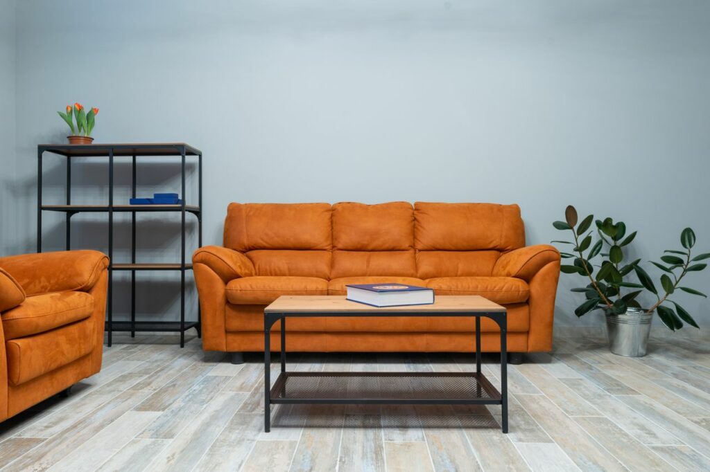 Orange soffa och soffbord