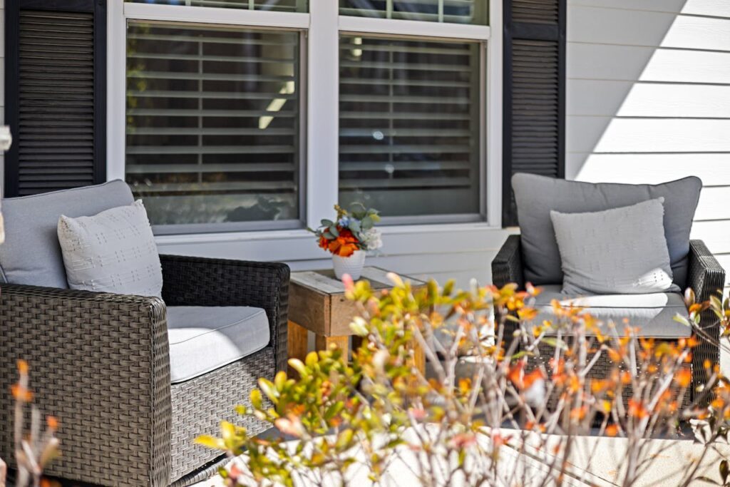 Uteplats med två stolar och ett bord