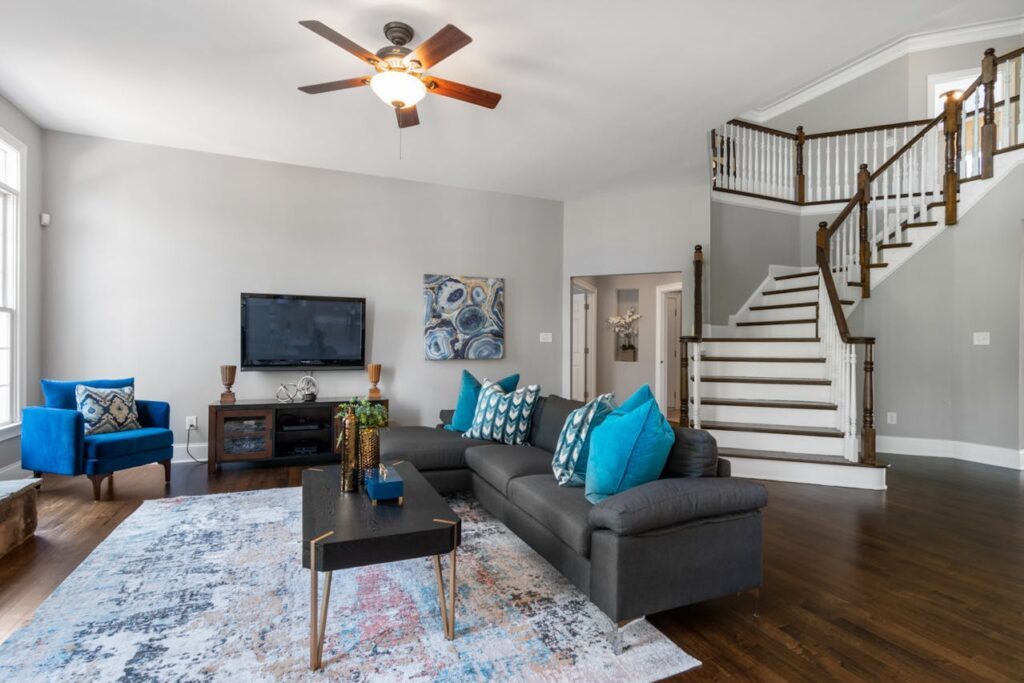 Kuddar till mörkgrå soffa