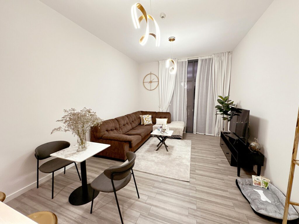 Väggfärg till brun soffa