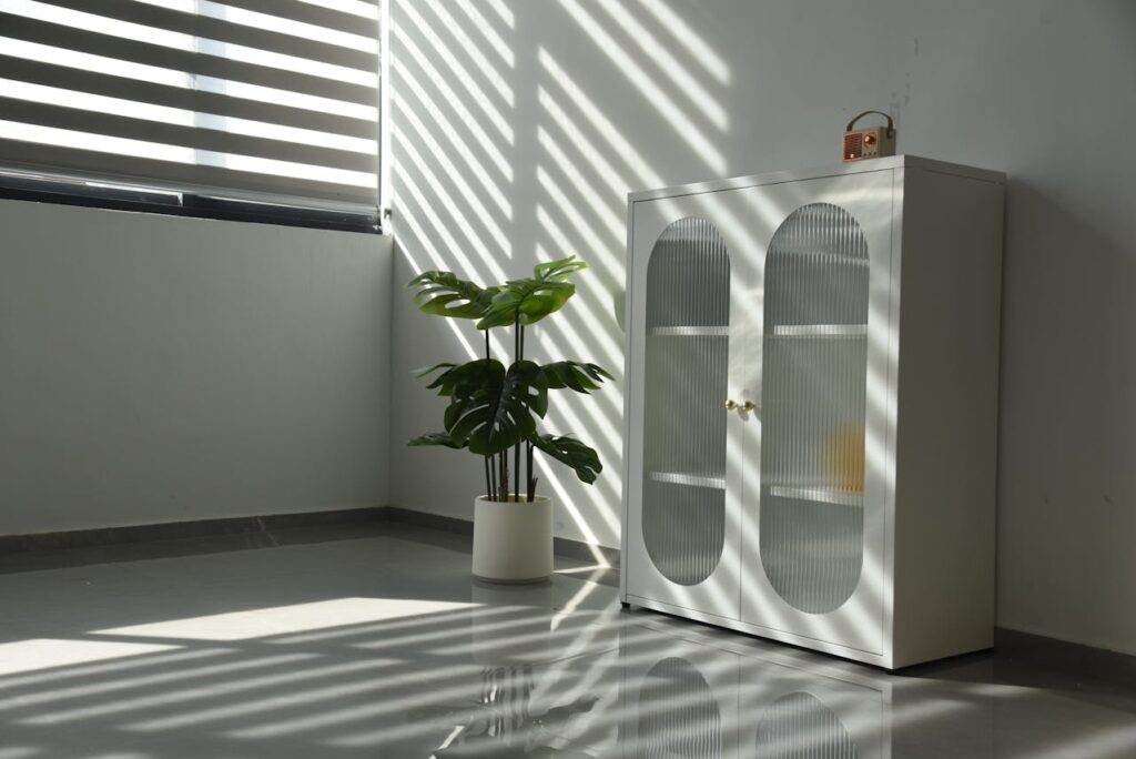 Vitrinskåp med frostat glas