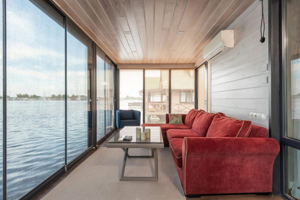 Väggfärg till röd soffa