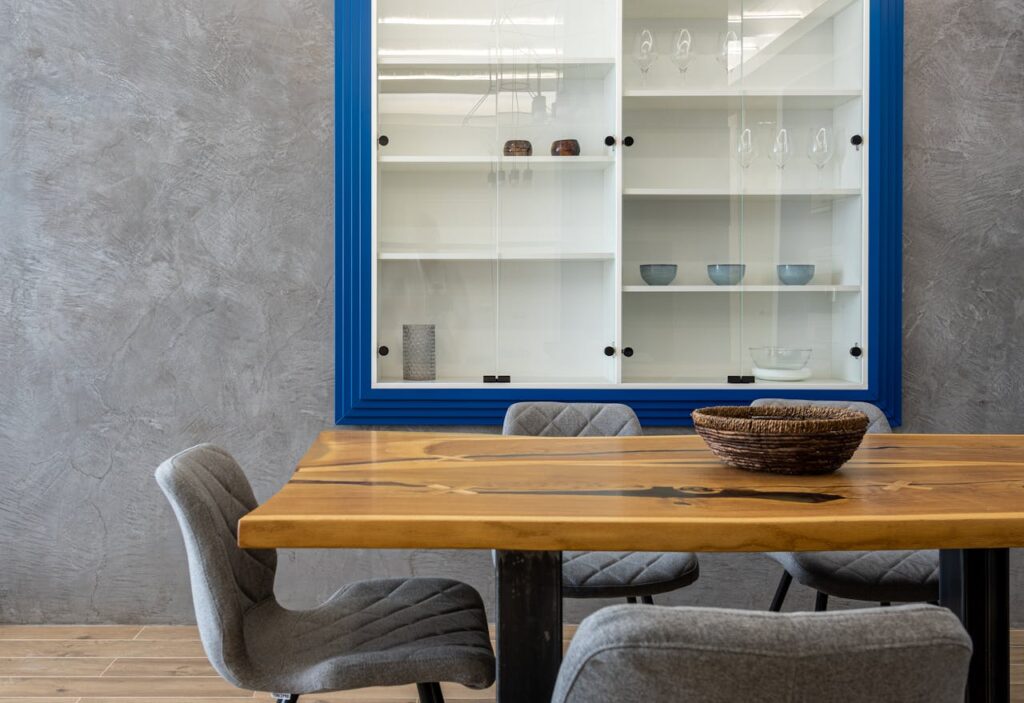 Vitt och blått vitrinskåp