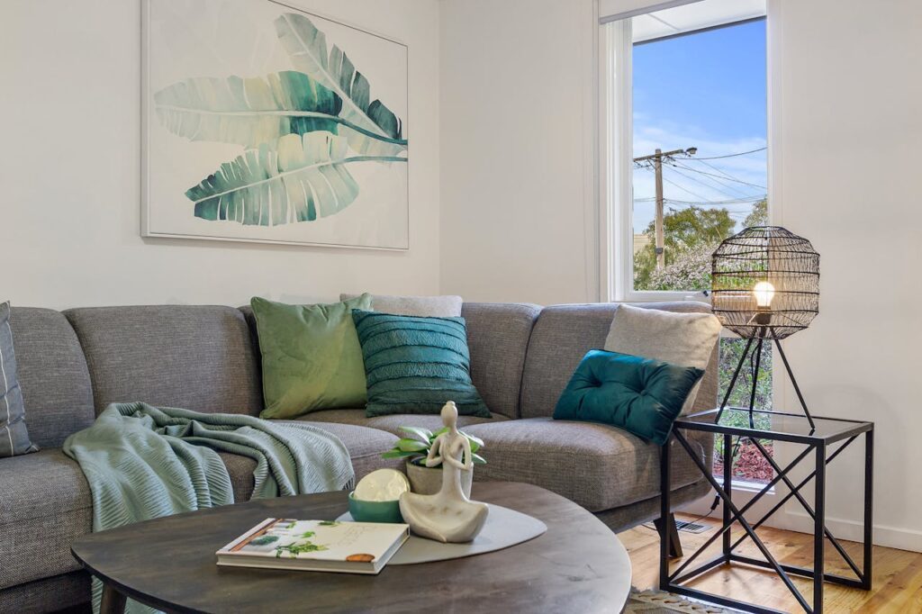 Grå soffa i vardagsrum