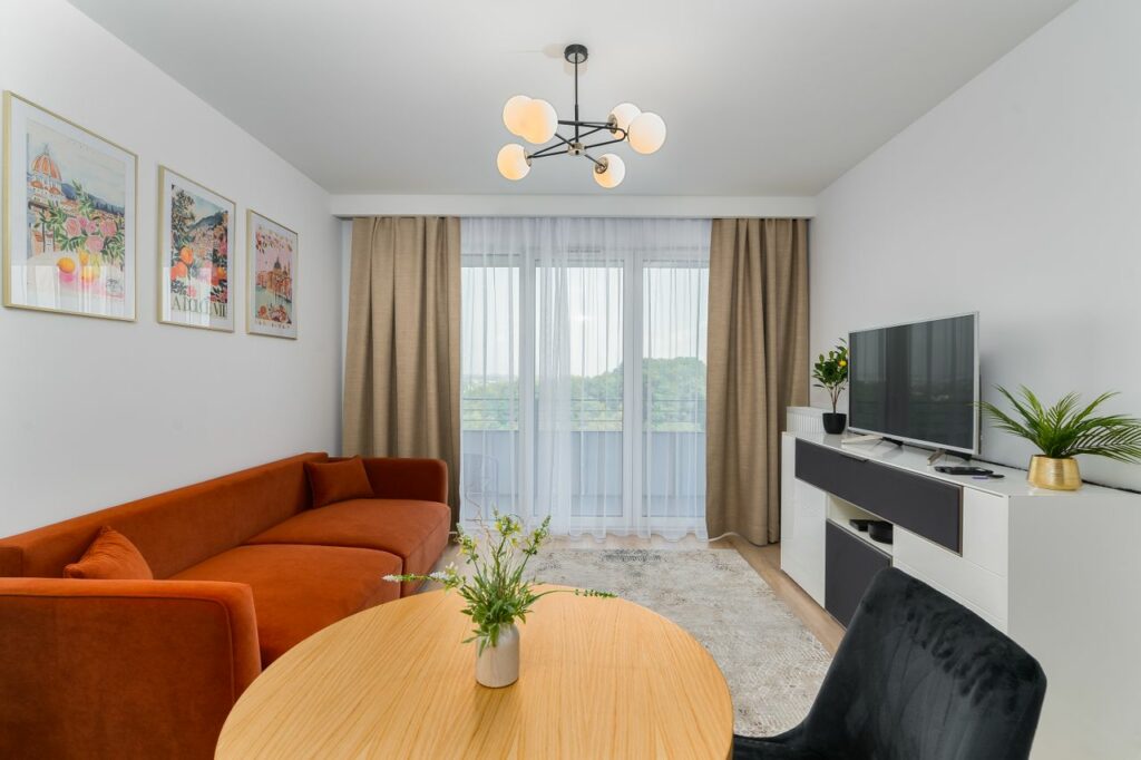 Orange soffa i modernt vardagsrum