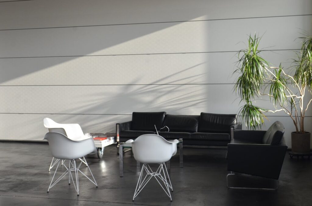 Svarta soffor och vita stolar