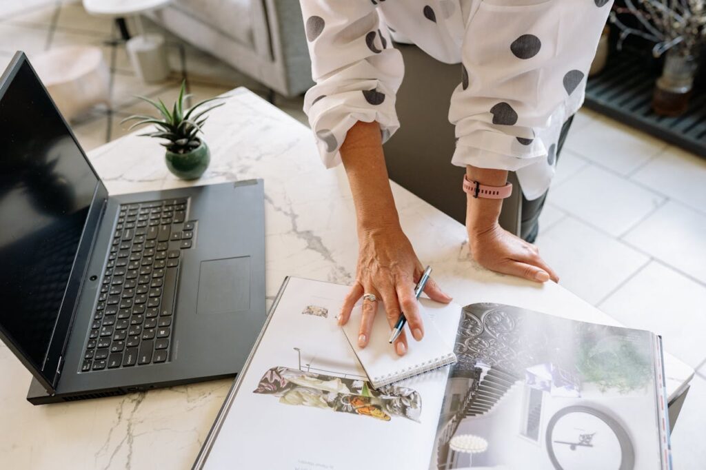 Laptop på köksbord