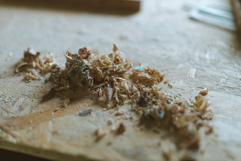 Byggdamm och sågspån