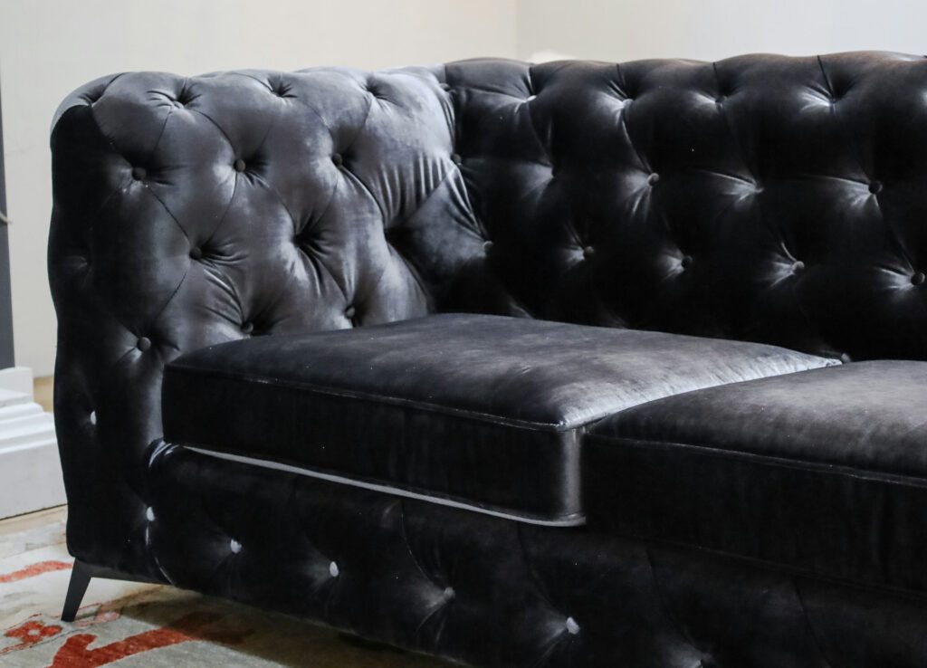 Svart soffa i sammet