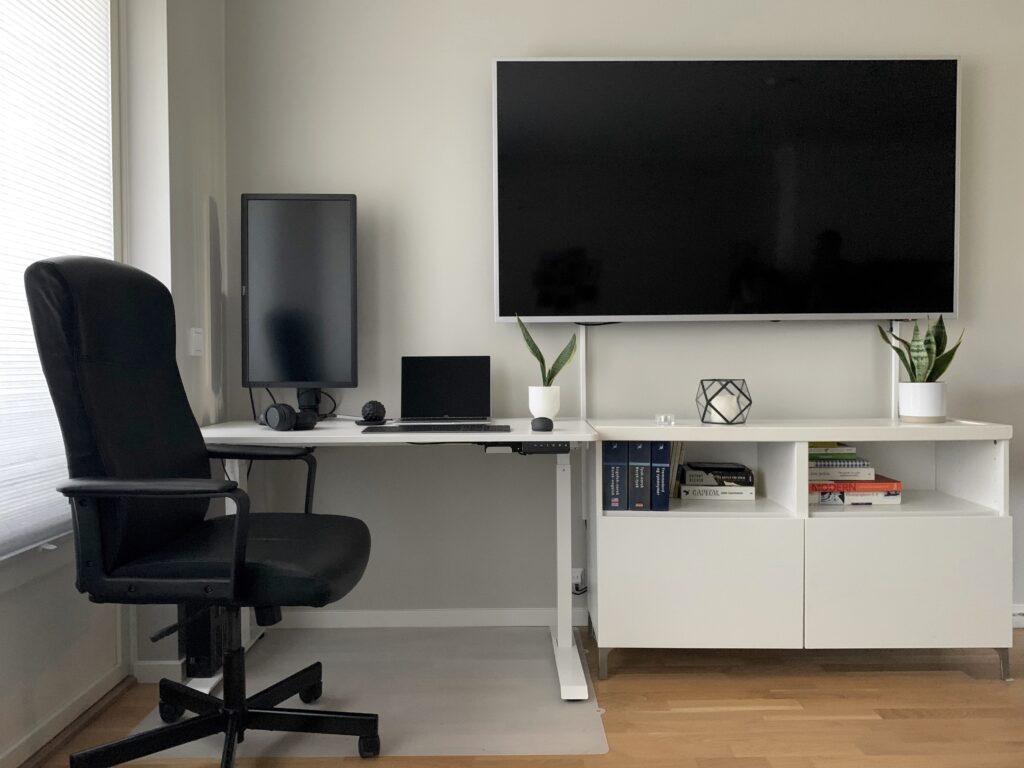 Inspiration till inredning av vardagsrum med skrivbord