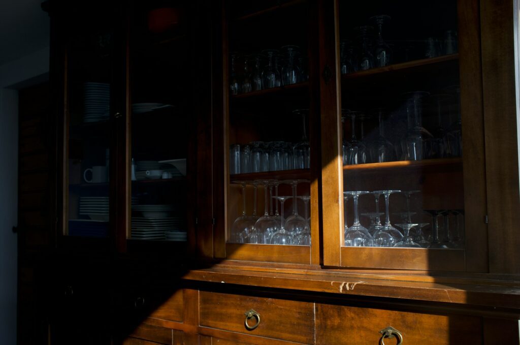 Vitrinskåp i mörkt trä